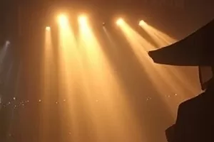 星空下的露天幕布封面图